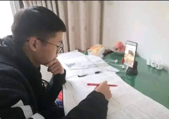 12岁少年上网课玩手机,被父母训斥后跳楼,情绪教育只