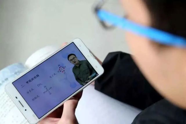 学生用手机上网课