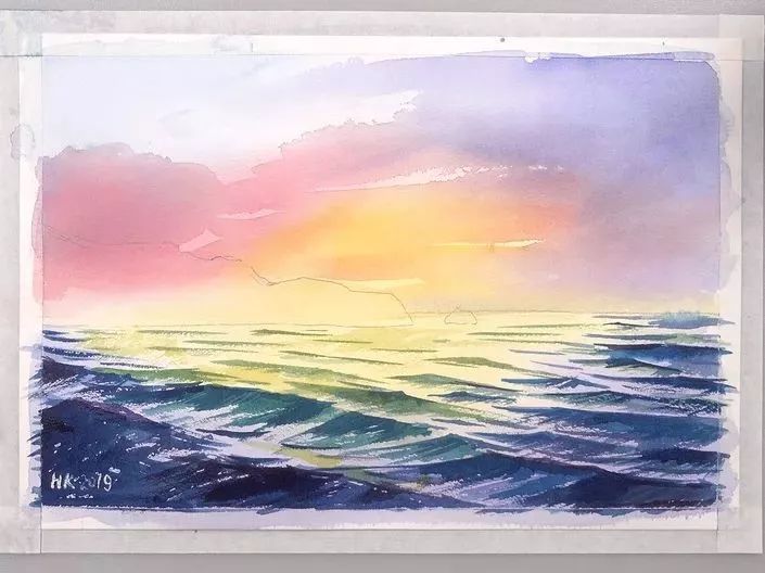 靠近光源的海浪呈暖色调(铬黄和群青),远离光源的海浪呈冷色调(群青和