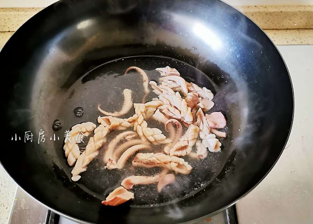 第八步:薄膜撕掉后,把鱿鱼须一根一根切下来,鱿鱼身体部分切花刀,然后