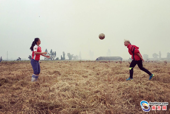 从农村闯关到省比赛:湛江聋哑女孩夺下足球冠