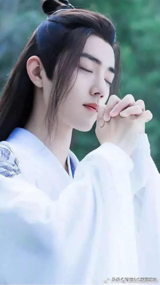 肖战最新屏保,题诗;盛世美颜惹是非,治愈笑容千年等一
