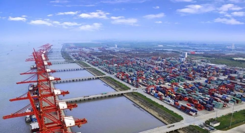 推动构建长三角世界级港口群,着力提升苏州港集装箱干线港功能,建设