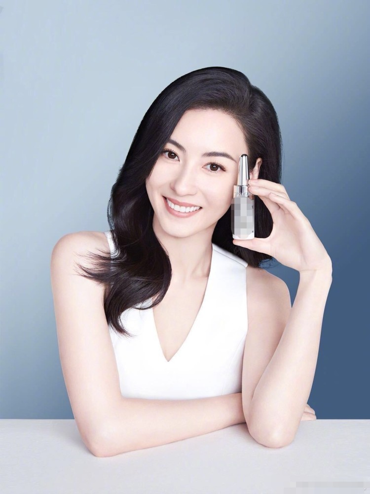 张柏芝逆生长,穿粉色仙女裙拍广告,清纯容貌像20岁出头小姑娘