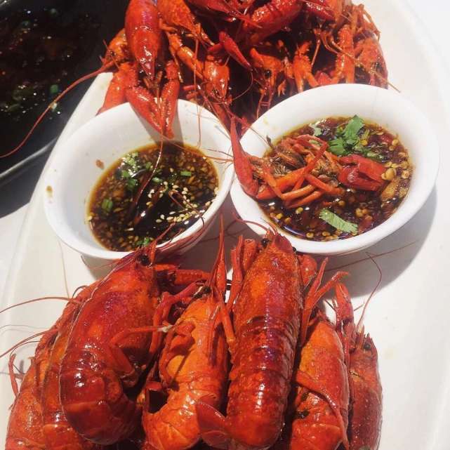 相亲女夜宵吃小龙虾 消费两千发6条朋友圈炫耀相亲男
