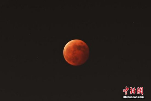 日本出现红月亮