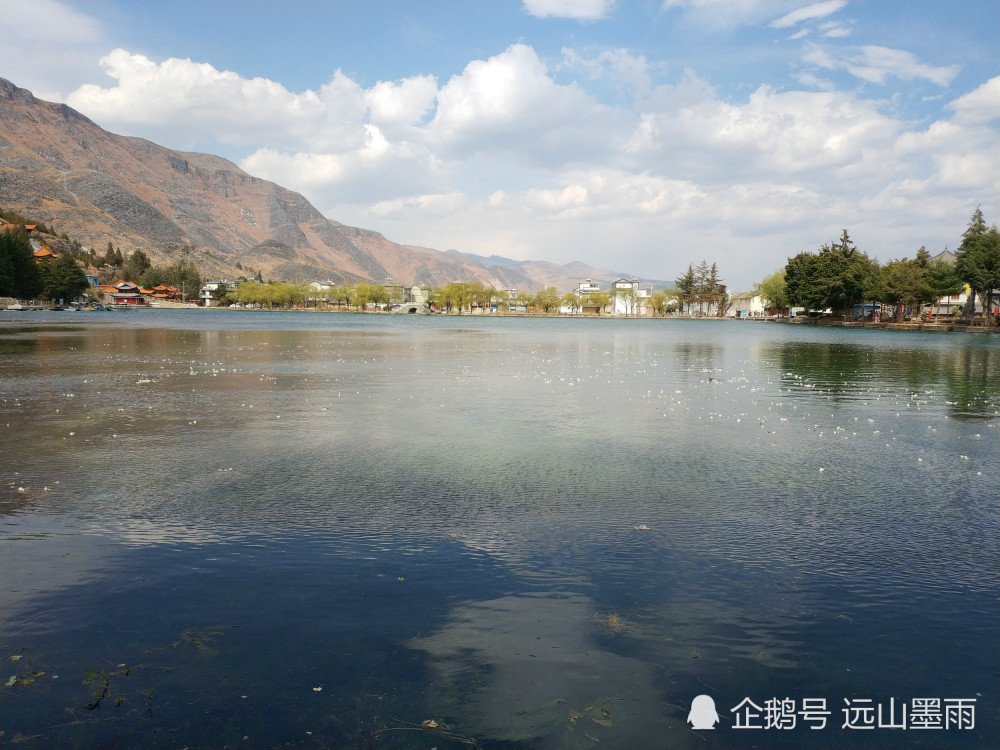 大理鹤庆新华村,以银器加工闻名,更是一个山水相依的美丽村庄