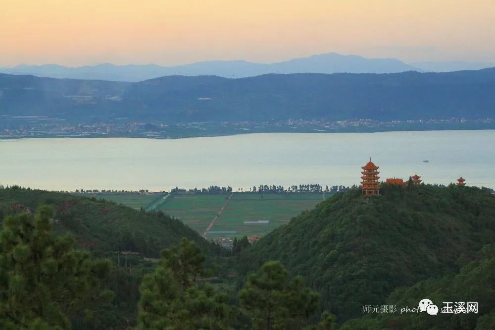 师元 摄 通海古城面湖临山 "山—城—湖"三位一体的空间格局 组成了