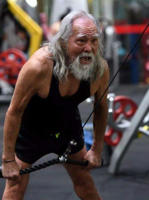 中国最帅老头 ,84岁亮出肌肉10个小编也打不过,座驾更