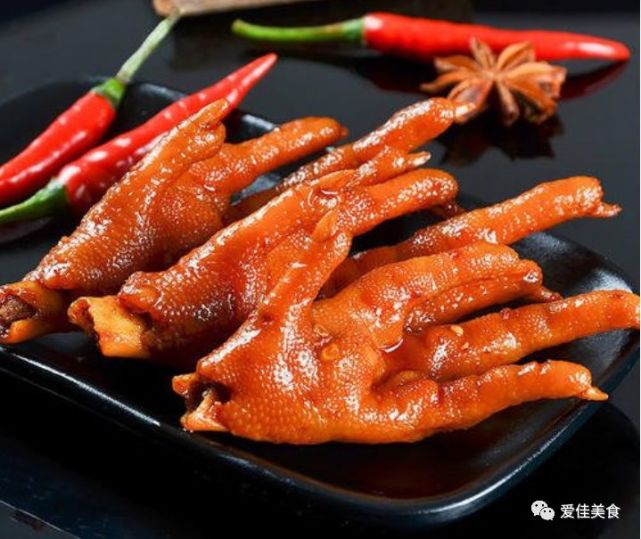 鸡爪出锅实在太香了,酱香浓郁,满满胶原蛋白,孩子吃了还在吮手指!