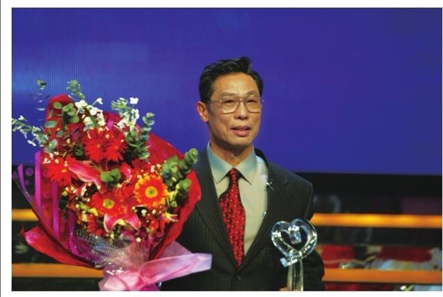 2004年,被评为"感动中国10大人物"