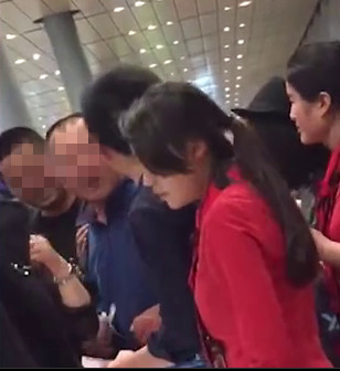 昆明机场航班因天气延误 男子爆粗口连骂女员