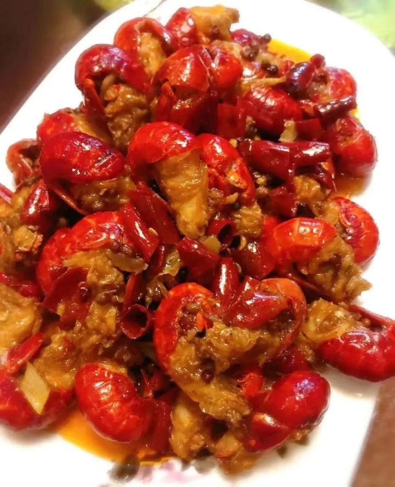 除了龙虾球之外,满堂春还有几道不错的特色菜. 比如,特色干炒鸡.