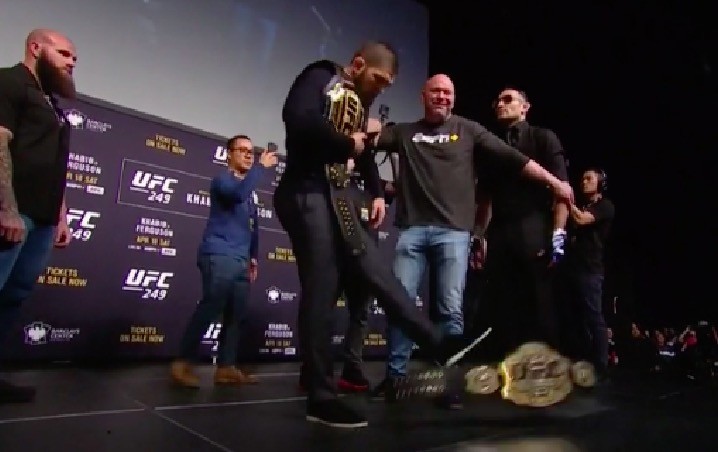 ufc发布会小鹰怒踢夜魔金腰带,暴躁回应夜魔的嘲讽