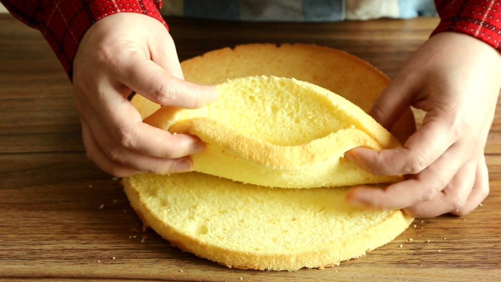 步骤六:把晾凉的蛋糕坯脱模后分割一下,大概分割成厚度1厘米左右的