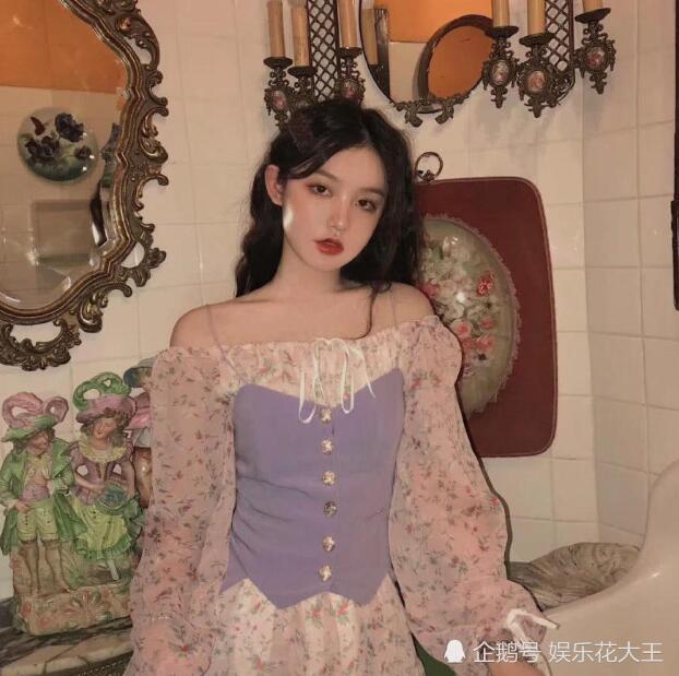 最后的这张图上的小姐姐打扮的也是非常的仙女,穿着一件仙气的连衣裙