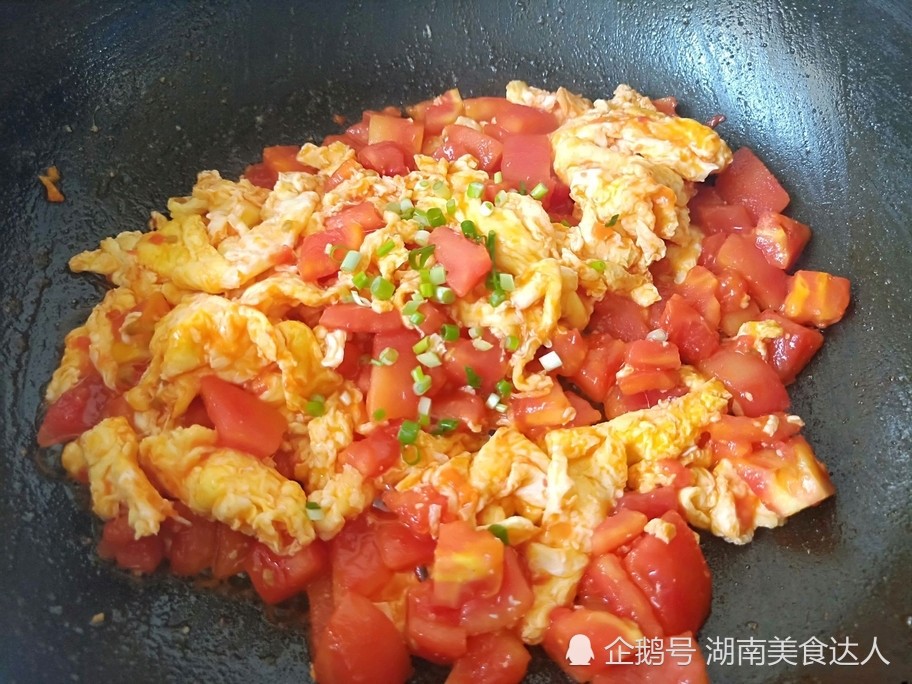 西红柿炒鸡蛋 【准备食材】 西红柿两个,鸡蛋三个,香葱两根,盐,食用油
