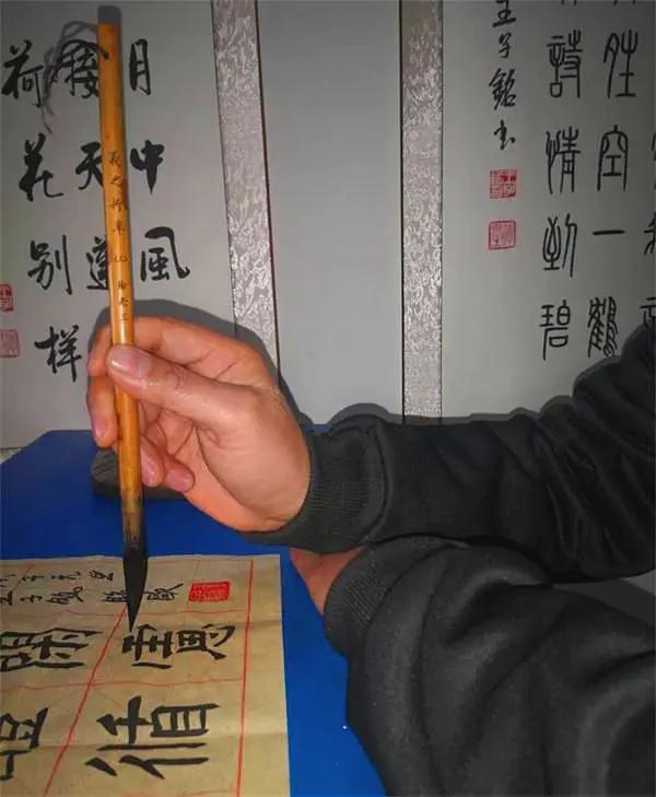 2,枕腕法,是用左手或书本垫在右手下面,这样写字不甚吃力,以写小楷为