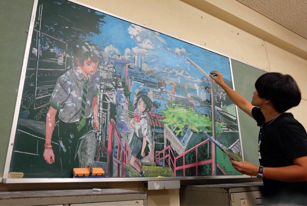 日本学生画黑板报,用粉笔还原动漫海报,网友:收下我的
