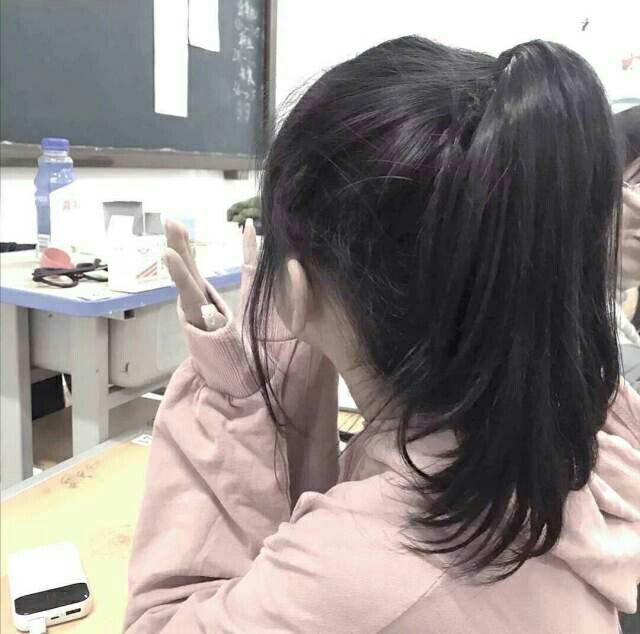 图片中我们可以看到女孩扎着高高的马尾辫,此时她正在坐在教室当中