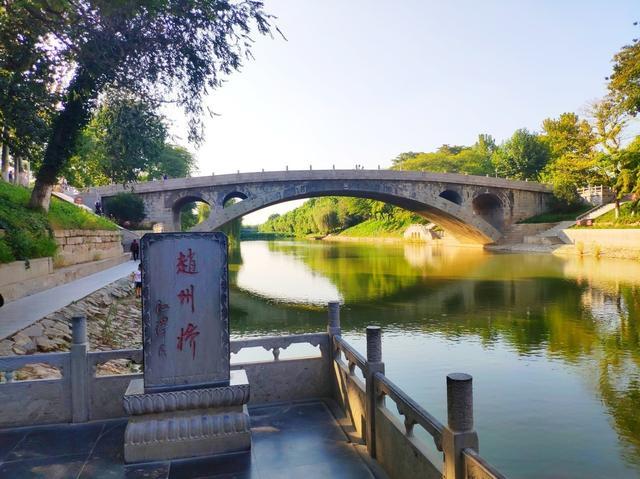 赵州桥也叫做安济桥,现位于河北省石家庄市赵县,坐落城南洨河之上