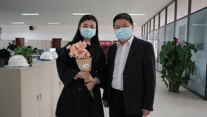 总经理孔飞为行政部同事送上鲜花