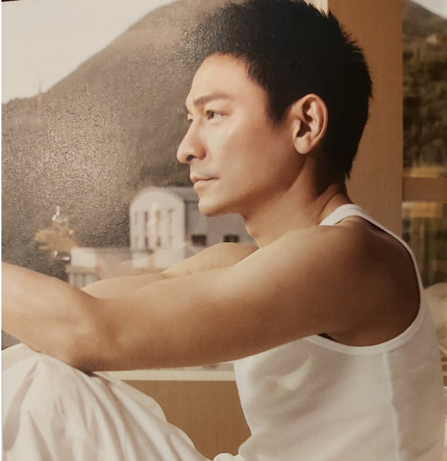 原来30年前刘德华和周星驰还拍过"吻戏"?看清动图,华仔侧颜杀绝了