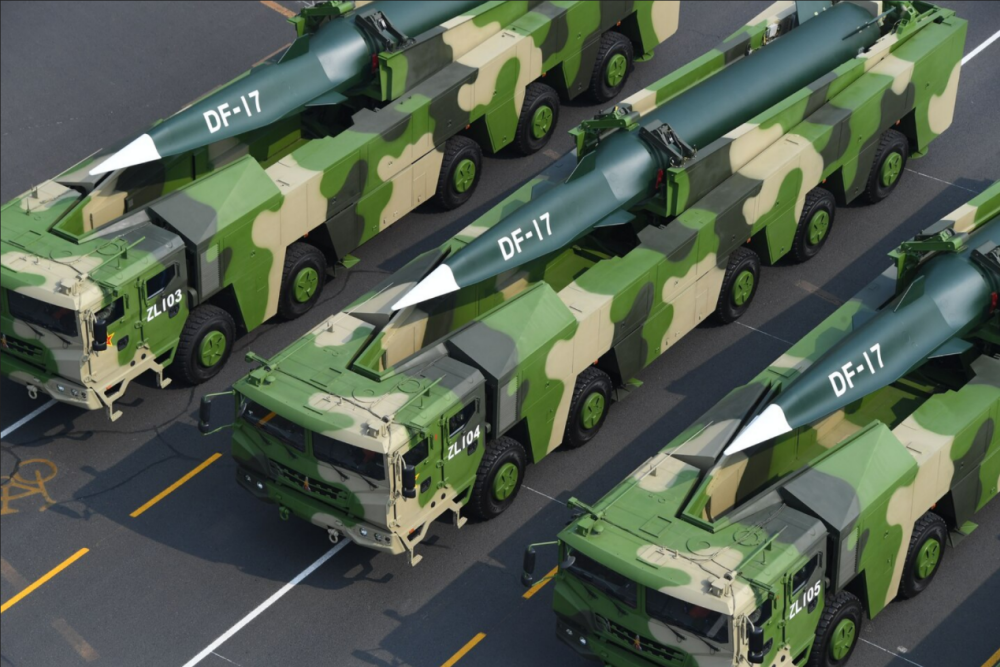 [中国在2019年国庆阅兵式上展示了东风-17高超音速导弹]