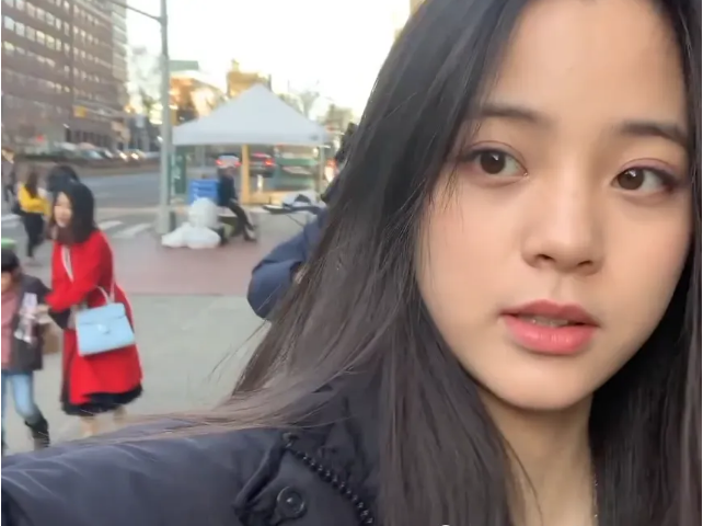 欧阳娜娜国外街头闲逛,被外国男粉求合影,看清正脸:女生要犯花痴了