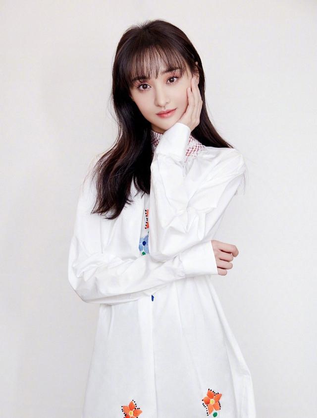 当然咯,这也许和郑爽本人也有关系,造型师搭配的衣服,她可能自己也有