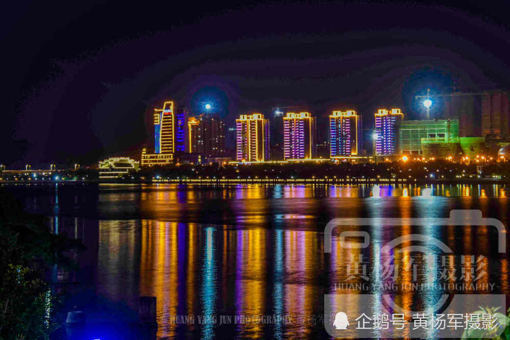 赣州于都县静谧多彩的夜晚,长征大桥流光溢彩在夜色中