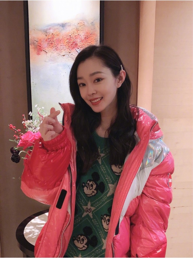 宋轶晒复工照,"死亡芭比粉"羽绒服尽显高级感,不愧是女神气质