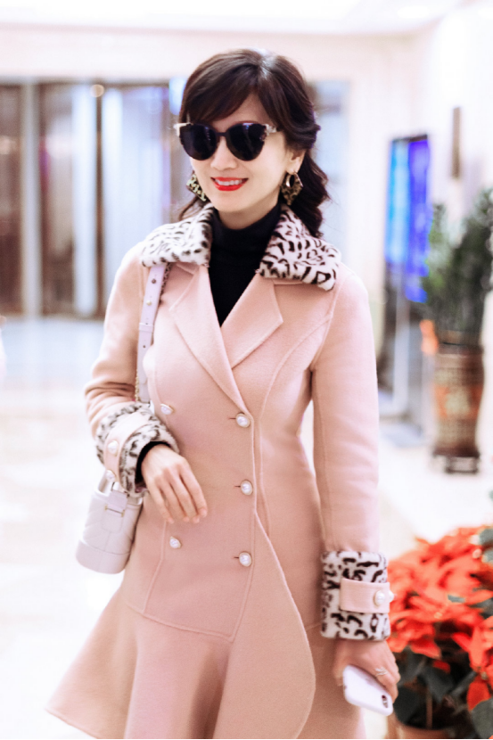 赵雅芝真是一个被岁月忽视的女人!穿件粉色呢子大衣,满满少女风