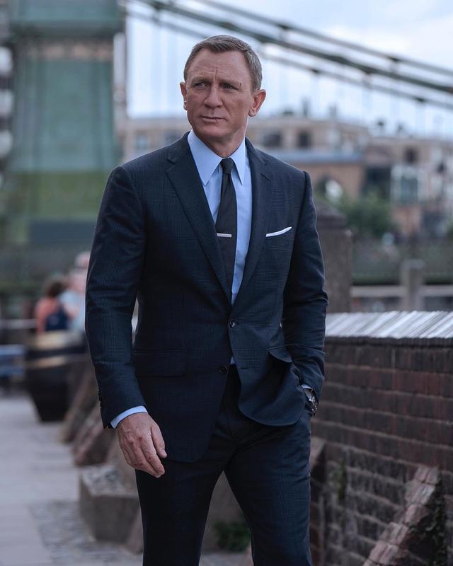 丹尼尔克雷格在《007:生死交战》帅气西装上阵.