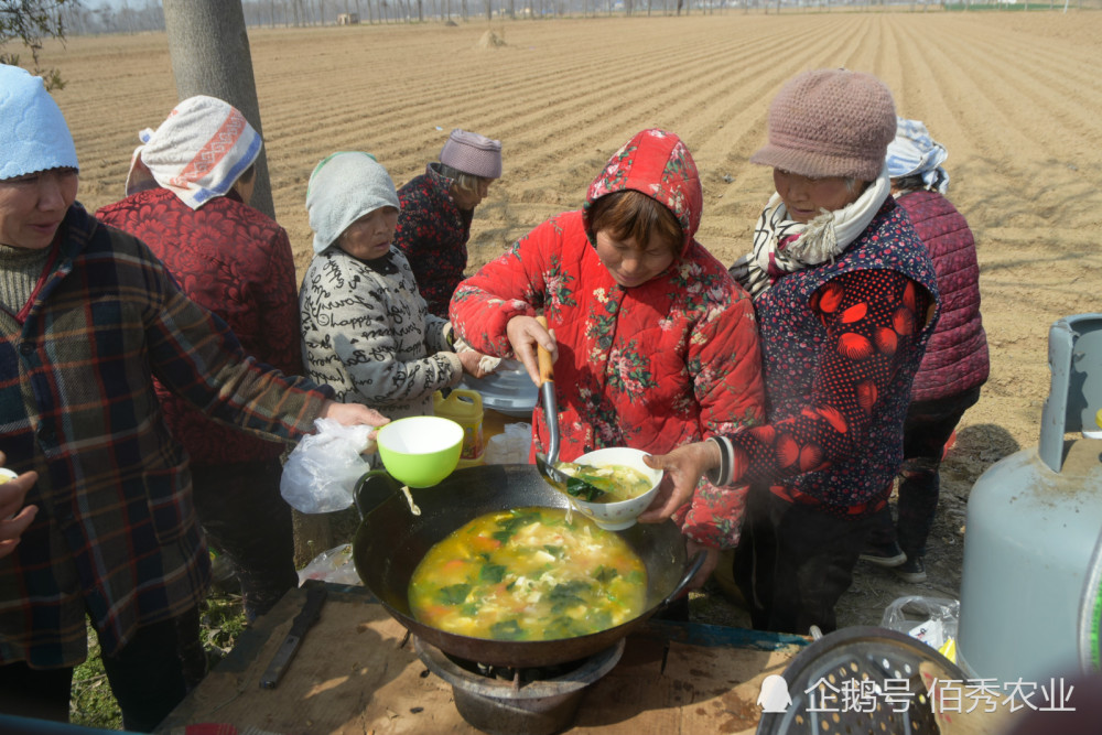 农村难得一见的大锅饭,一手捏3个馒头蹲地吃,场面壮观