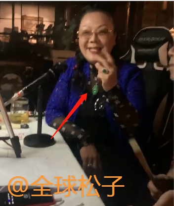 杨议与妻子罕见同框直播,女方曾是歌舞团台柱子,歌声十分动听