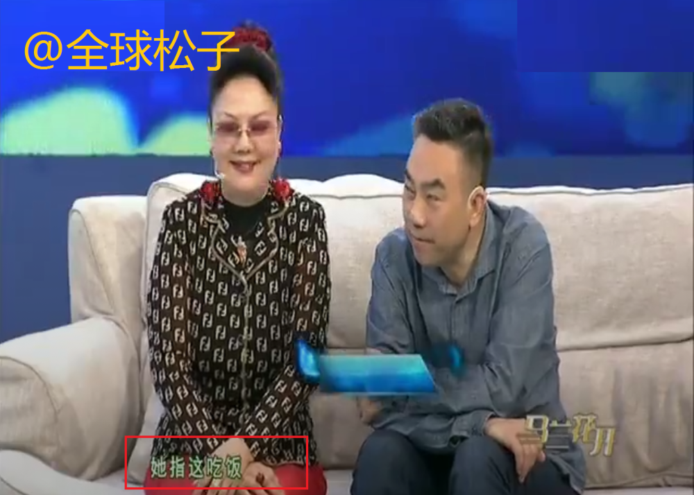 杨议与妻子罕见同框直播,女方曾是歌舞团台柱子,歌声十分动听