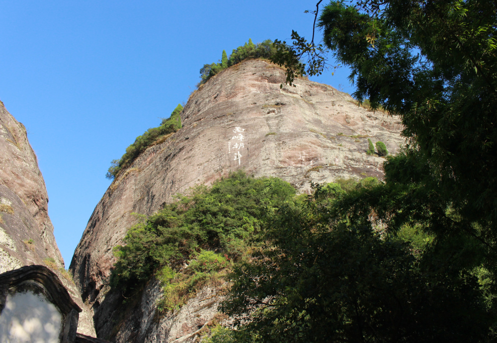 冠豸山风景区,位于福建省龙岩市连城县境内,由冠豸山,石门湖,竹安寨