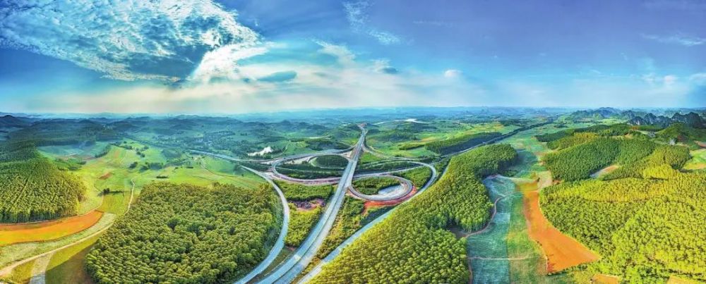 合那高速公路全线自广西壮族自治区的合浦县一直到那坡县,途经钦州市