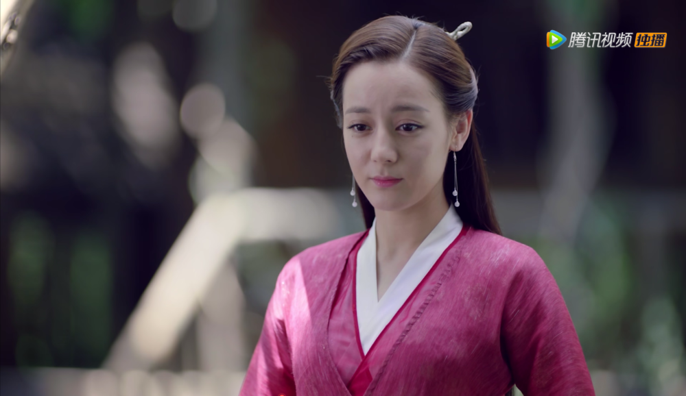 有没有觉得现在的古装剧太节俭了？许多女演员的头上几乎零发饰