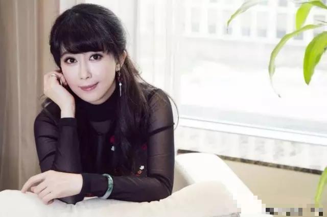 情歌天后孟庭苇离婚后前夫后悔狂追今49岁颜值似少女