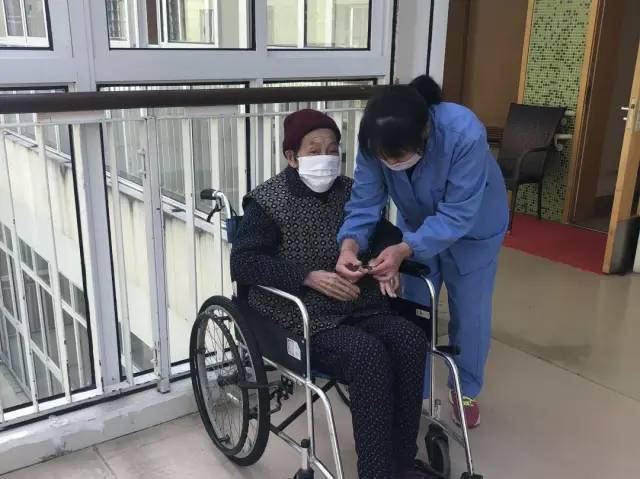 防疫特殊时期,封闭的养老机构里开通了"亲情热线"
