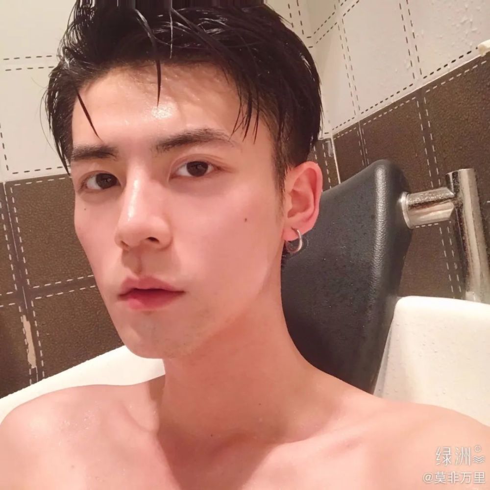 这张浴室自拍更是又a又欲,怎么会有这么英俊的蓝孩子.