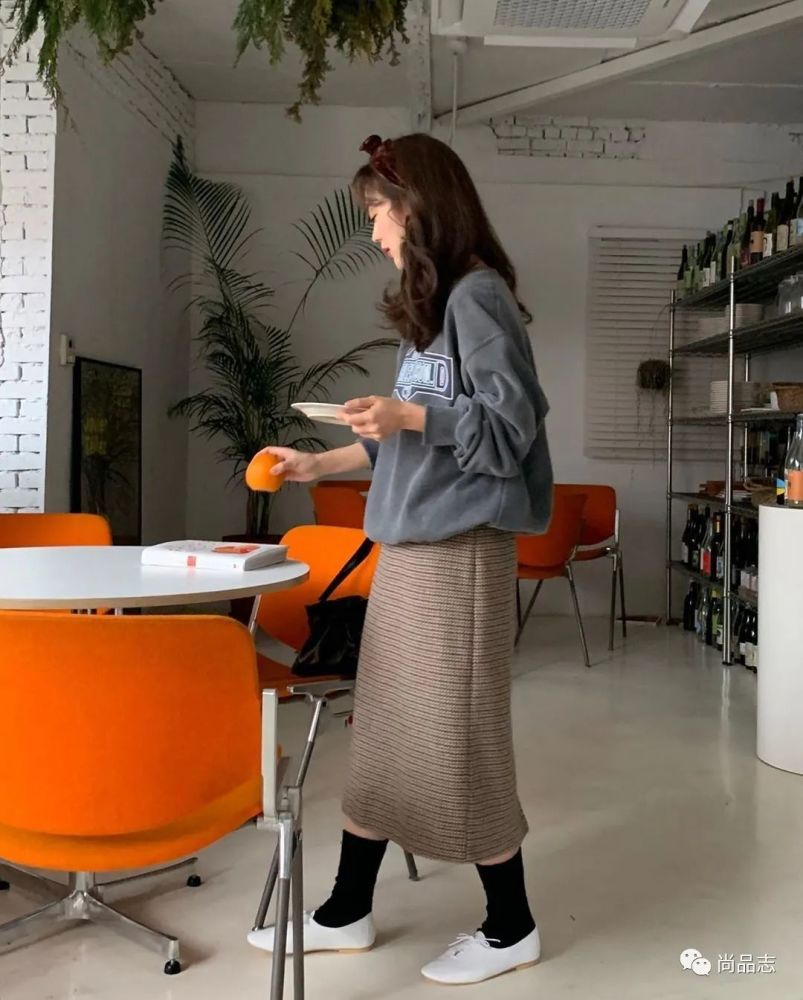 卫衣和裙子搭配的时候,适合大多数人的是把卫衣塞进裙子里,或者如果
