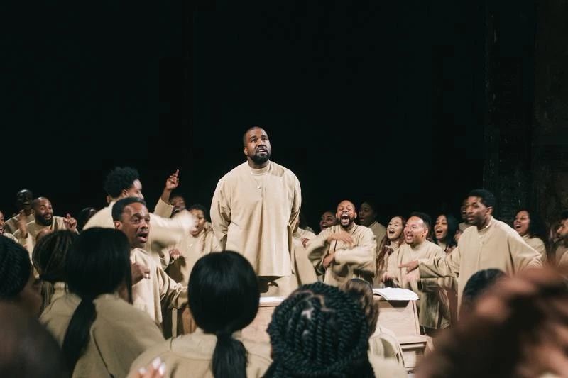 kanye女儿"小西北"首次登台演唱