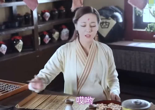 热巴第一次出演孕妇,挺着大肚子太可爱,一句话让全场