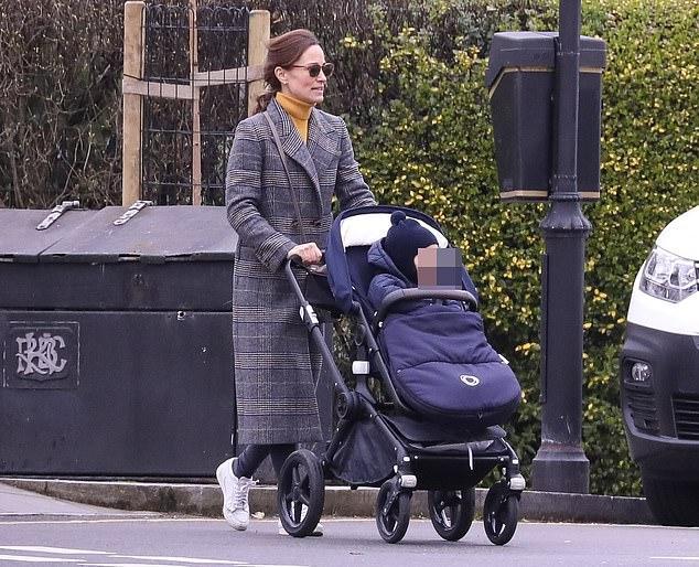 凯特王妃妹妹变美啦！穿格纹大衣推着1岁儿子，衣品要超姐姐了？