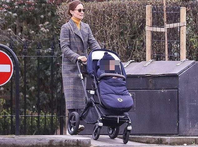 凯特王妃妹妹变美啦！穿格纹大衣推着1岁儿子，衣品要超姐姐了？