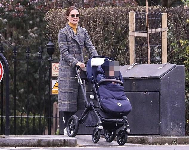 凯特王妃妹妹变美啦！穿格纹大衣推着1岁儿子，衣品要超姐姐了？