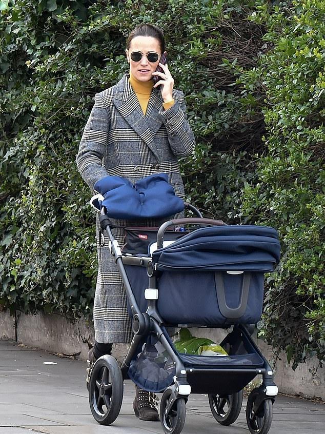 凯特王妃妹妹变美啦！穿格纹大衣推着1岁儿子，衣品要超姐姐了？